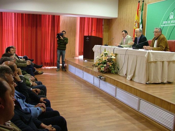 El delegado del Gobierno de la Junta, Manuel Alfonso Jiménez, se reúne con las h