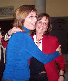 La delegada del Gobierno andaluz en Málaga, Remedios Martel, y su predecesora, M