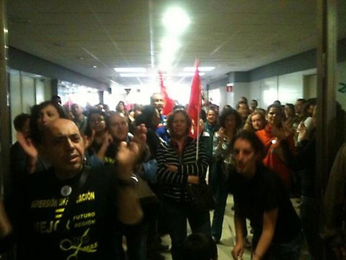 Empleados públicos encerrados en la Consejería de Educación