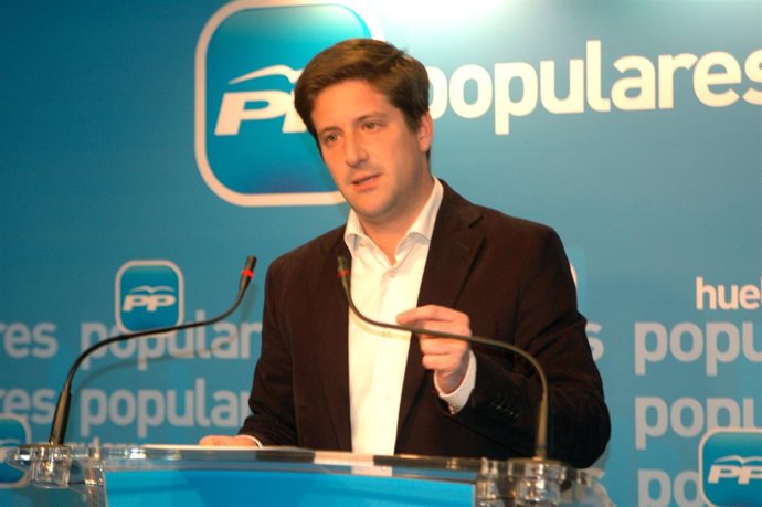 El portavoz del PP en Huelva, Guillermo García de Longoria, en rueda de prensa.