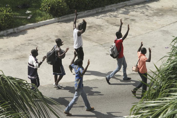 Civiles marfileños en medio del fuego cruzado