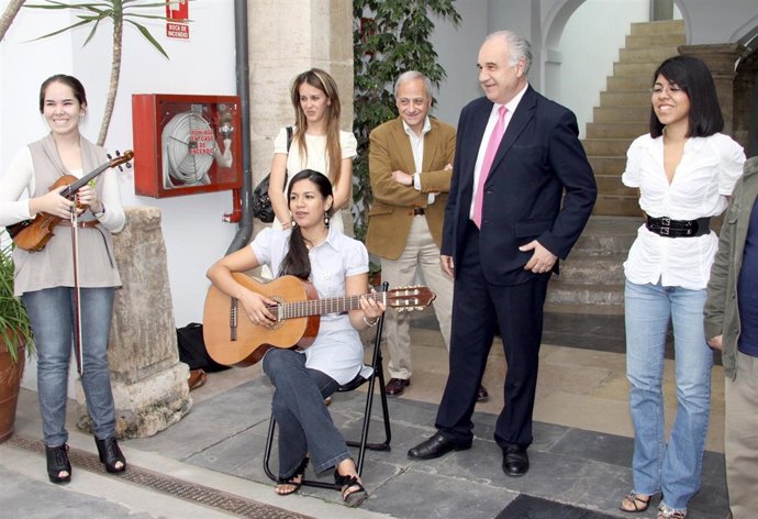 Músicos valencianos y  praguayos, en una ópera solidaria