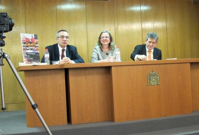 Enrique Barón, primero por la derecha, en la presentación del libro