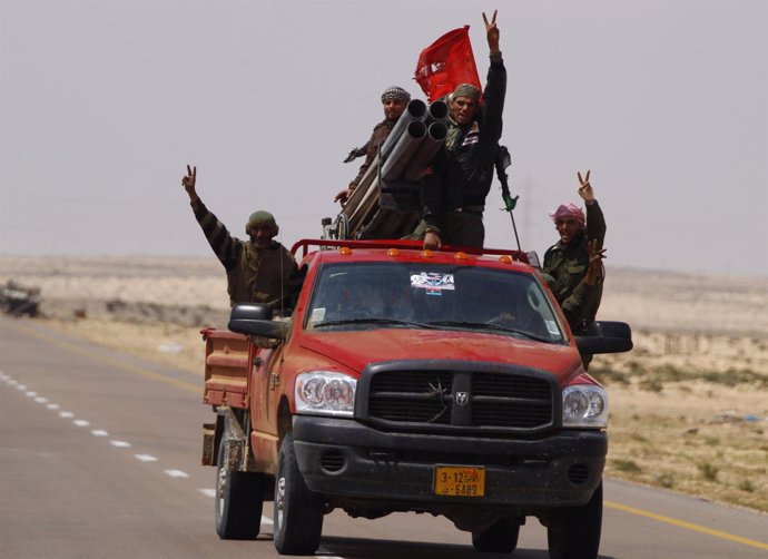 Rebeldes libios avanzan hacia el frente