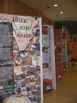 La Exposición "África. Otras Miradas" En La Biblioteca Pública De Cáceres