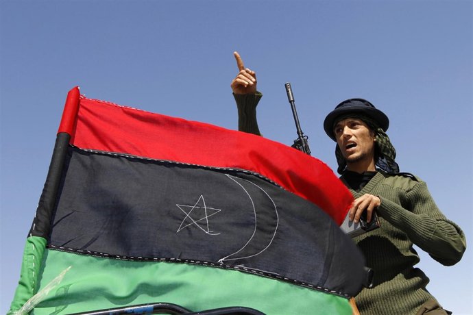 Rebeldes con una bandera de Libia