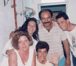 Foto de María José Arcos con familiares antes de su desaparición en 1996.