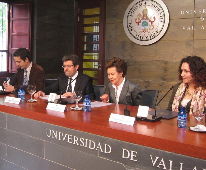 La presidenta de Gullón (2d) y el vicerrector de investigación (2i), entre la re