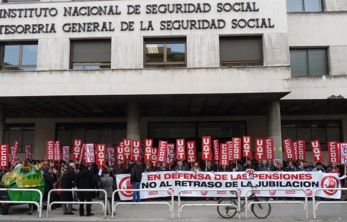 Concentración de UGT y CCOO contra el retraso de la edad de jubilación.