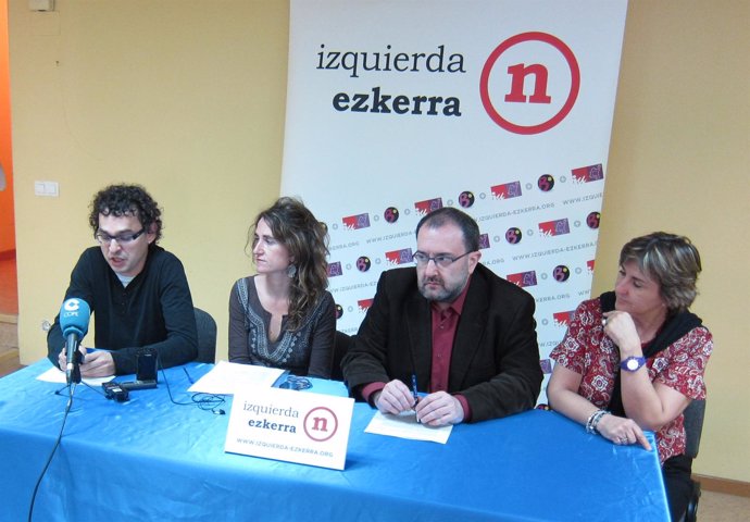 De izquierda a derechos, los candidatos de Izquierda-Ezkerra Txema Mauleón, Belé