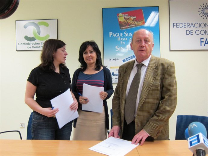 Adriana Lastra, Paloma Sainz y Severino Álvarez. 