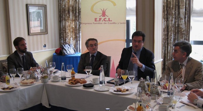 Óscar López junto a los representantes de Empresa Familiar Castilla y Léon