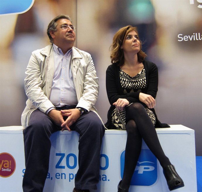Juan Ignacio Zoido y Soraya Sáenz de Santamaría, hoy en un acto político en Sevi