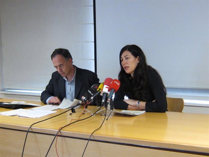 Carlos Bravo y Miren Gutiérrez, de Greenpeace.