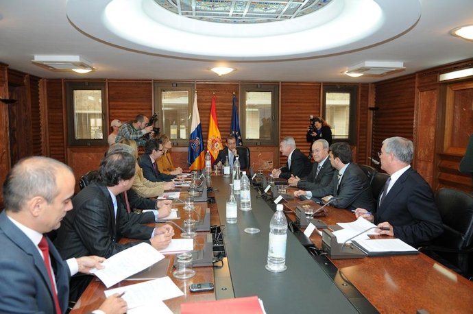 Reunión de las cámaras canarias con el presidente canario, Paulino Rivero