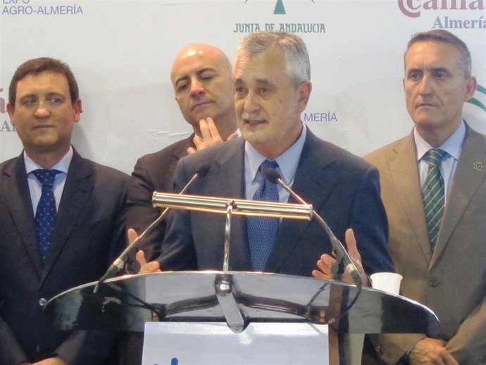 El presidente de la Junta de Andalucía, José Antonio Griñán, hoy en Roquetas de 