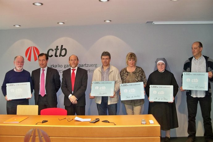 Entrega a cinco ONGs de la recaudado en la campaña 'Parte de tu billete tiene ot