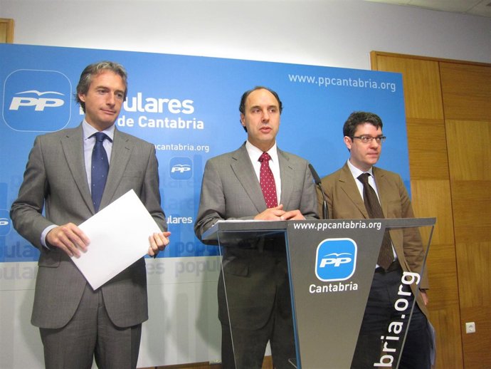El presidente del PP, Ignacio Diego; el alcalde de Santander, Íñigo de la Serna 