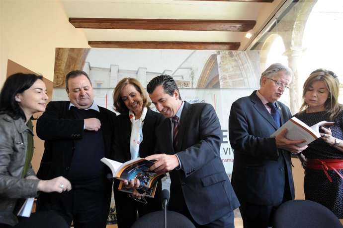 Miró y Garín hojean la obra 'Miradas sobre España' con sus autores.