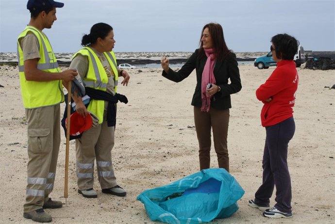Águeda Montelongo durante una visita a las playas de El Cotillo
