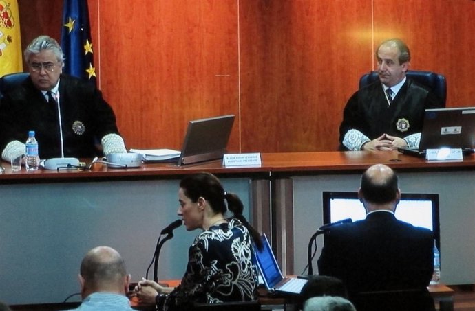 Montserrat Corulla y un testigo en un momento del juicio del caso 'Malaya'
