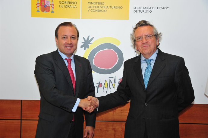 Joan Mesquida y el presidente de la ADEAC firman el acuerdo sobre las Banderas A