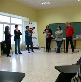 Alumnos y profesora durante el curso