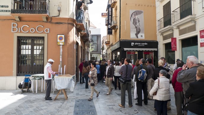 turistas pasean por Málaga