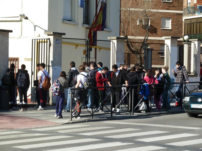 Niños y adolescentes en la aentrada de colegio o instituto
