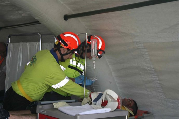 Rescate de uno de los pasajeros que han participado en el simulacro de accidente