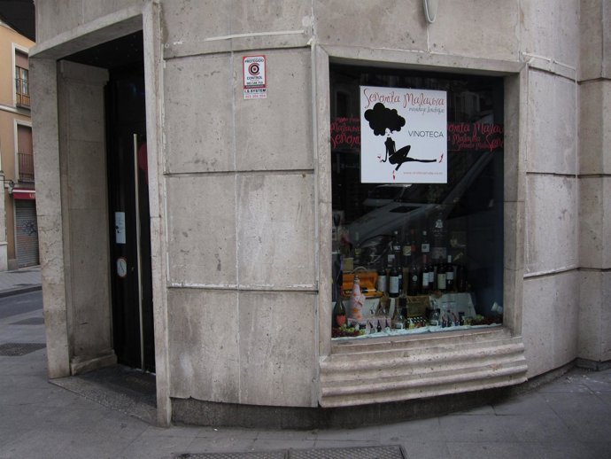 Fachada de la vinoteca Señorita Malauva de Valladolid.