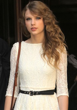 La cantante Taylor Swift saliendo de una tienda