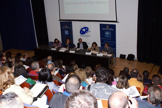 Fina Santiago y Pilar Costa en una jornada sobre trabajo con menores.