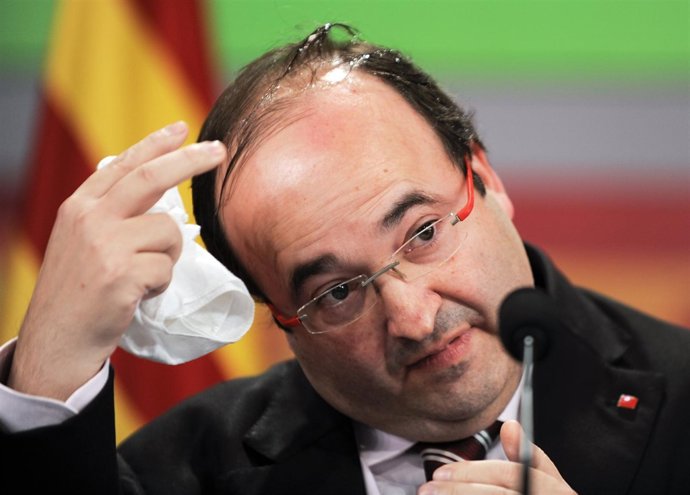 Le tiran un huevo a Miquel Iceta, del PSV