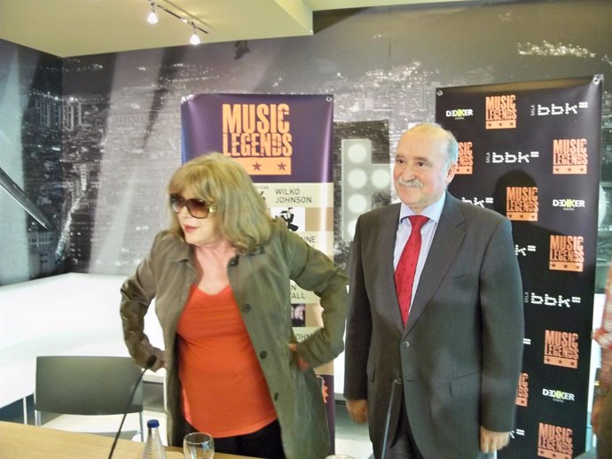 La cantante británica, Marianne Faithfull y el presidente de la Fundación BBK, G