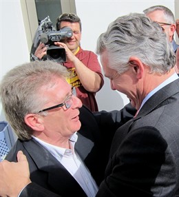 El secretario del PSOE de Cádiz, Francisco González Cabaña, con el consejero de 