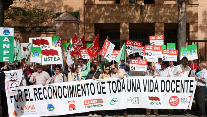Un grupo de docentes se manifiesta hoy en Andalucía contra los "recortes" en las