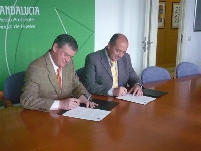 El delegado provincial, Juan Manuel López, y el presidente de la Fundación Atlan