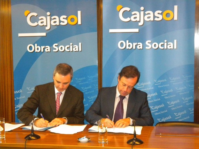 Representante de la Obra Social de Cajasol y la Fundación MAS firman un acuerdo 