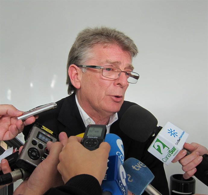 González Cabaña informando a la prensa.