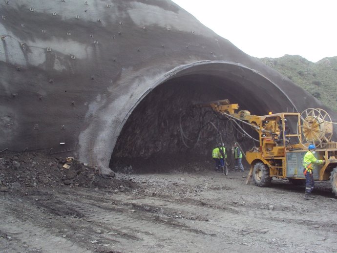 Operarios en la obra de calado del tunel del Almendral, en la LAV Almería-Murcia