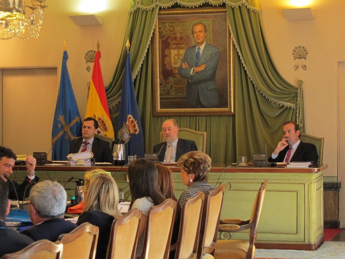 Pleno del Ayuntamiento de Oviedo presidido por el alcalde, Gabino de Lorenzo