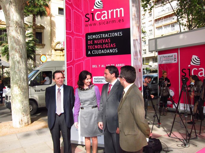 El director general de Telecomunicaciones, Manuel Escudero, la consejera de Econ