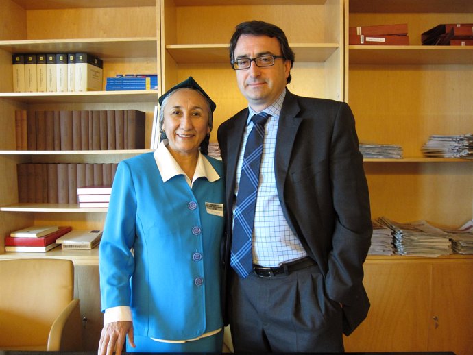 Aitor Esteban, diputado del PNV, con activista uigur