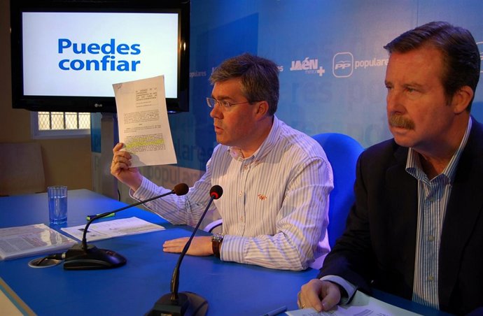 El candidato del PP a la Alcaldía de Jaén, José Enrique Fernández de Moya, y el 