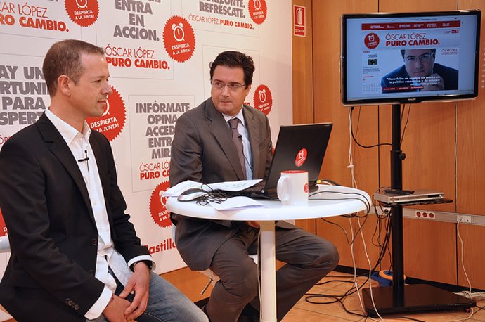 Óscar López y Ander Gil durante la presentación de la nueva web