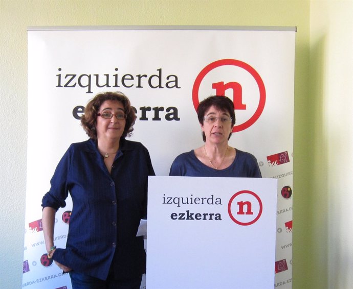 De izquierda a derecha, Pilar Gastón y Edurne Eguino, candidatas de Izquierda-Ez