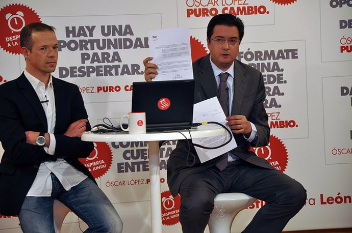 Óscar López, acompañado de Ander Gil, muestra la invitación al debate realizada 