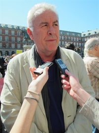 Lara cree que Gómez es el "ministro recortador de salarios" y le pide que empiece a recortar "por arriba"