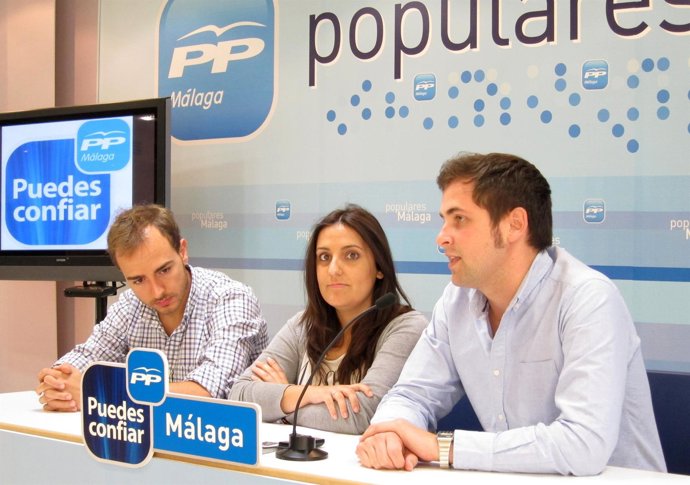 La presidenta de Nuevas Generaciones de Andalucía, Beatriz Jurado, junto con el 